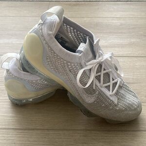 Nike Air VaporMax Flyknit White Athletic Running Shoes Women's Size 8 DJ9975-001